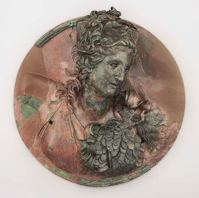 Décor de char : médaillon avec buste d’Athéna coiffée de la tête de Méduse Fin du IIe - début du Ier s. av. J.-C.