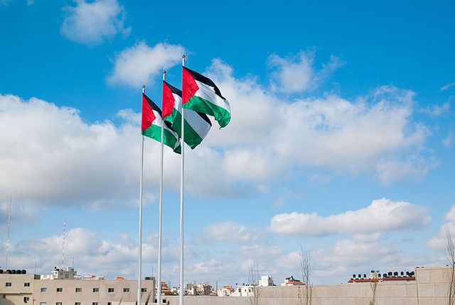 Drapeaux palestiniens sur le tombeau de Yasser Arafat