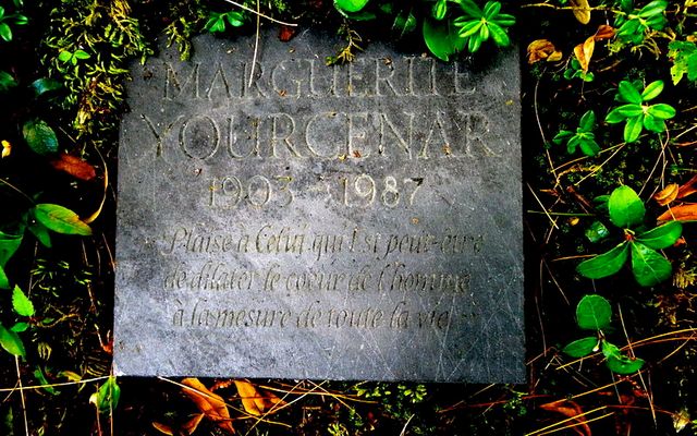 Plaque funéraire de marguerite Yourcenar