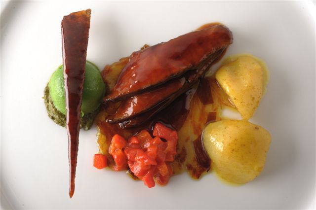 Canard laqué-poivron rouge-feuille de date-navet au colombo / Pierre Gagnaire