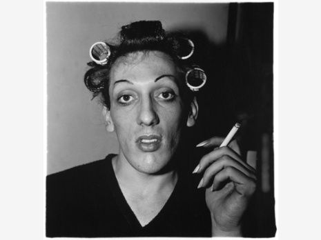 Jeune homme en bigoudis chez lui, 10è rue, New-York, 1966