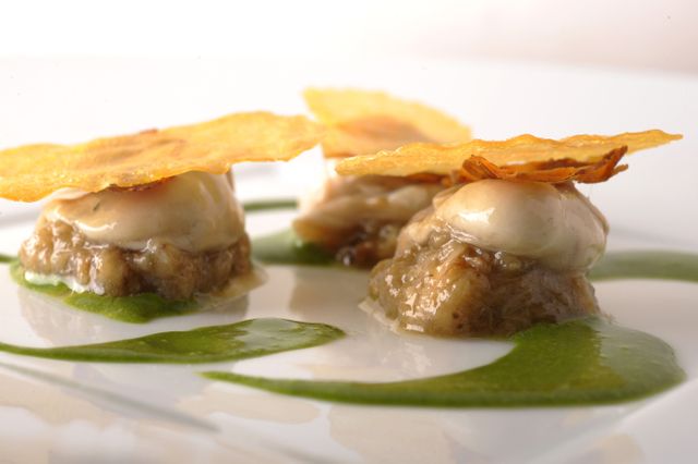 Pierre Gagnaire / Huitre-aubergine-feuille de pomme de terre-saumon fumé