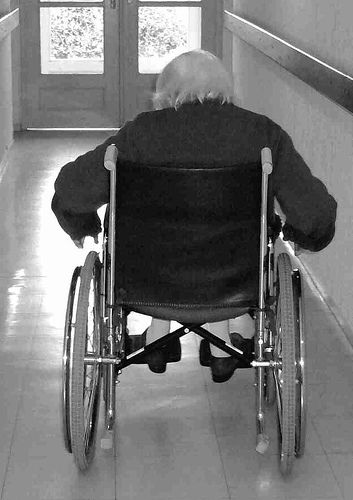 Personne âgée en fauteuil roulant