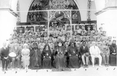 Quarante orphelins de la fanfare royale du ras Täfäri au Patriarcat arménien de Jérusalem, peu avant leur départ pour l’Éthiopie