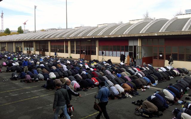 Prière sur le parking de la nouvelle mosquée dans le 18ème