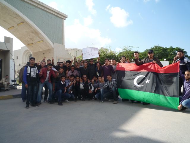 Etudiants de l'université de Tripoli montrant leur drapeau