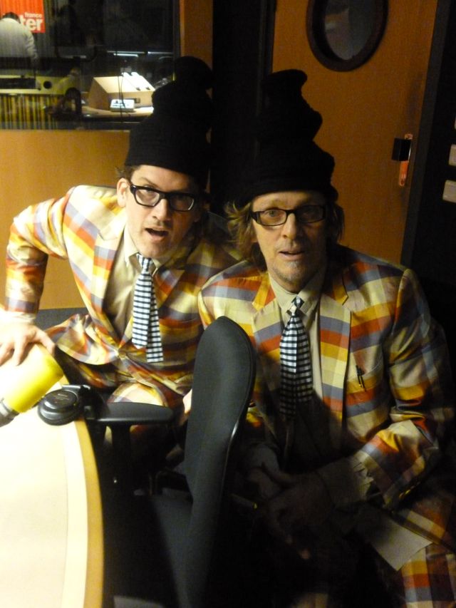 Les Hilton Brothers dans le studio