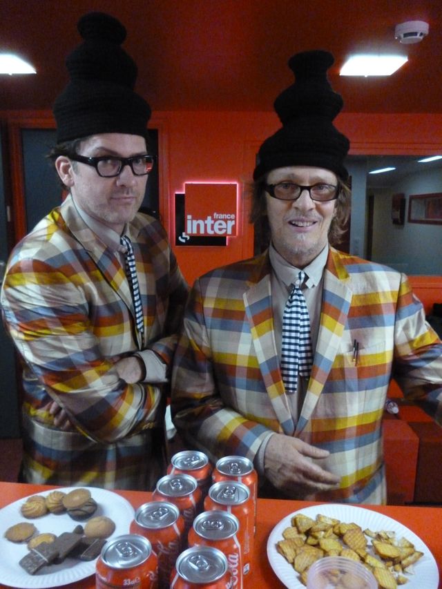 Les Hilton Brothers au bar