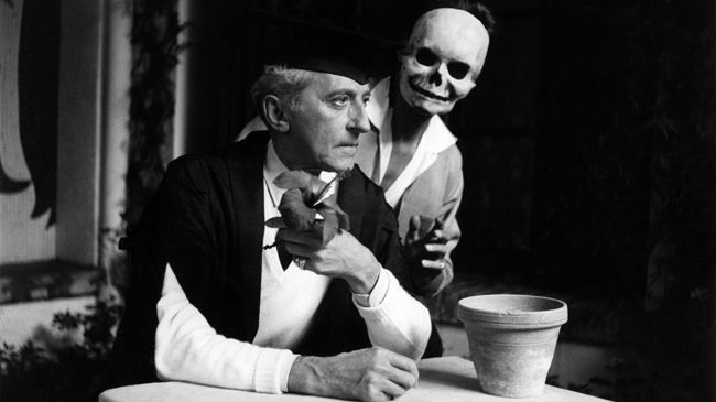 Jean Cocteau et Edouard Dermit avec le masque de mort