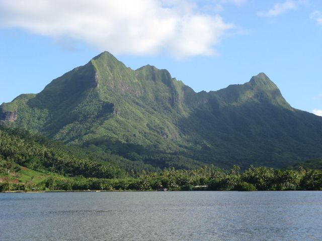 La montagne de l'île de Raiatea depuis la mer
