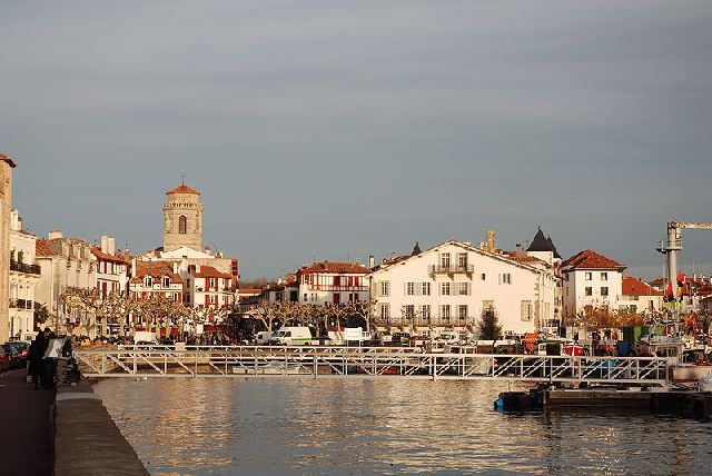 Saint-Jean-de-Luz, l'église Saint-Jean-Baptiste vue du port