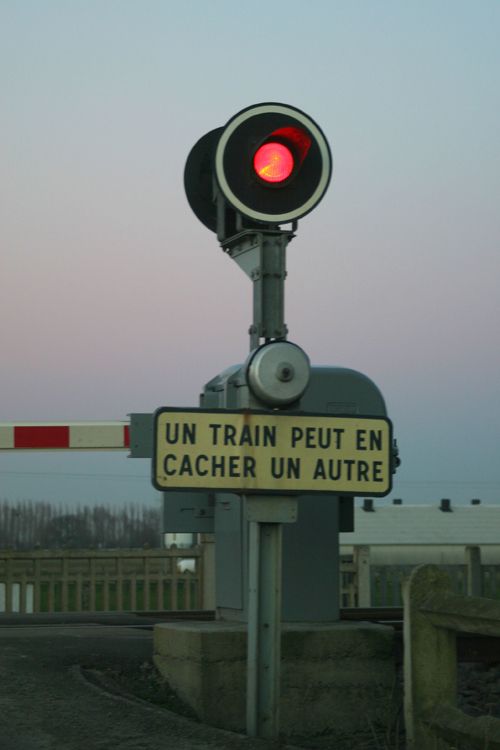 Feu rouge à un passage à niveau