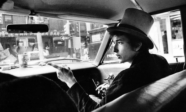 Bob Dylan en chapeau haut-de-forme, en voiture, Philadelphie, 1964