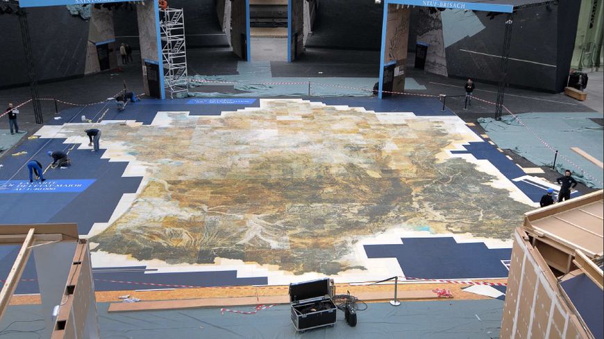 Carte géante de la France sous la coupole du Grand Palais - 650 m2 de cartes, 978 feuilles assemblées
