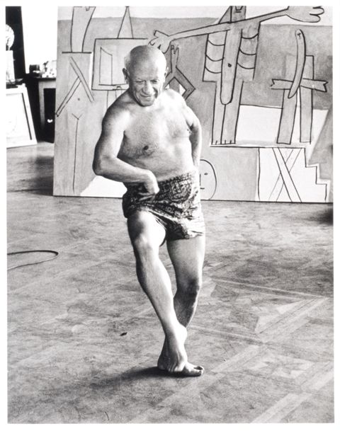 Picasso dansant devant les Baigneurs à la Garoupe