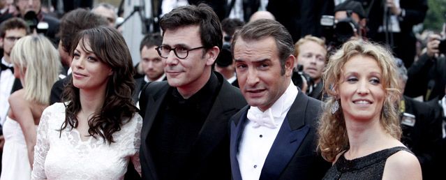 Bérénice Bejo, Michel Hazanavicius, Jean Dujardin et Alexandra Lamy montent les marches à Cannes photo IP3 Maxppp