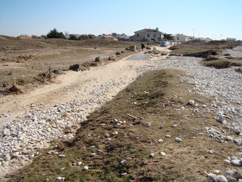 Brèche ouverte dans les dunes à Oléron, submersion et destruction d'une route côtière par la tempête Xynthia
