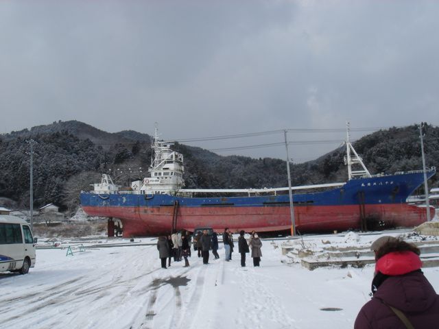 Un cargo déposé en pleine zone industrielle par la vague du Tsunami