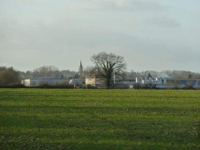 Le site de l'usine d'Aprochim de Brez-en-Bouère situé à quelques centaines de mètres de l'église de la commune