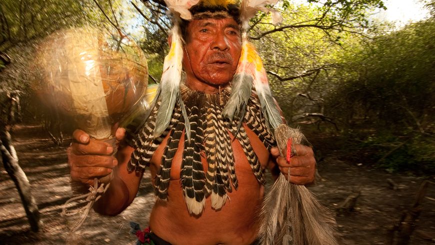 Tito Perez, chamane de la communauté Chamacoco, à Puerto Diana, au Paraguay.