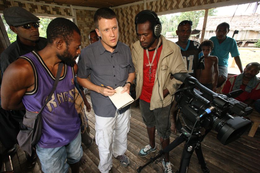 Le linguiste K. David Harrison avec John Agid (gche), dans le village de Matugar, en Papouasie, pour étudier le Matukar Panau