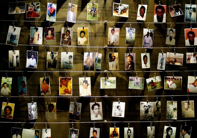 Des photos de personnes tuées pendant le génocide au Rwanda, à Kigali en avril 2004