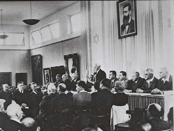 David Ben Gourion lisant la déclaration d'indépendance d'Israël à Tel Aviv le 14 mai 1948