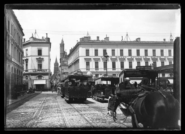 Tramways hippomobiles sur la place du Capitole à Toulouse en 1899 - Photographie d'Eugène Trutat