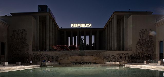 Vue de l’exposition « Dynasty », Palais de Tokyo, Musée d’Art moderne de la Ville de Paris/ARC, 2010. Nicolas Milhé, Respublica,