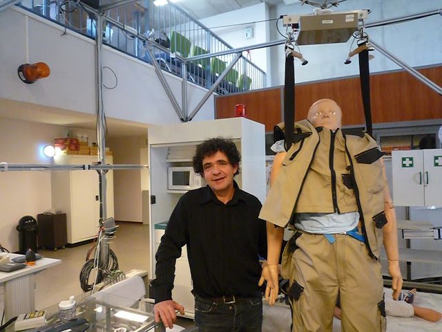 Jean-Pierre Merlet directeur de recherche à l'INRIA modifie des objets du quotidien pour recueillir des données sur les gestes