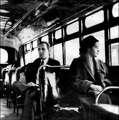 Rosa Parks assise dans un bus de Montgomery