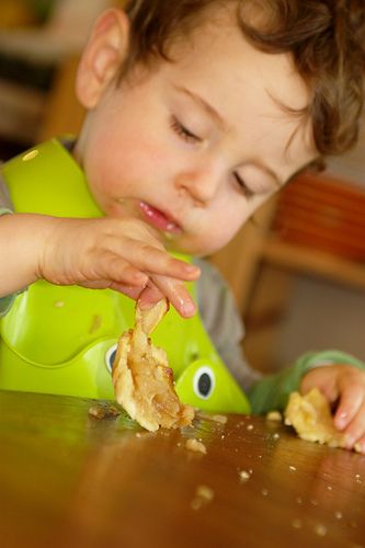 Enfant et tarte au pommes