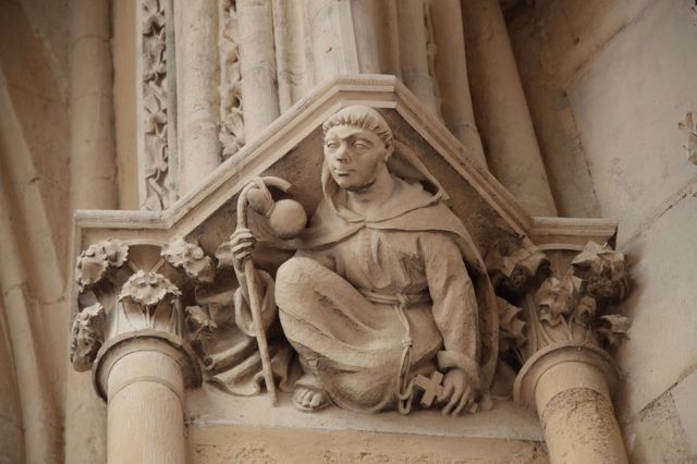 Sculpture de moine en clef de voûte sur l'entrée Nord de la cathédrale Notre-Dame de Bayonne