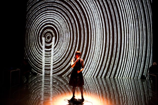 Marie Brassar / Compagnie Infrarouge dans Moi qui me parle à moi-même dans le futur
