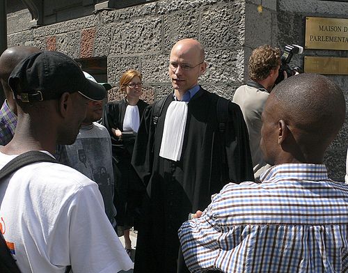 Sans-papiers: manifestation des avocats en toge au Parlement