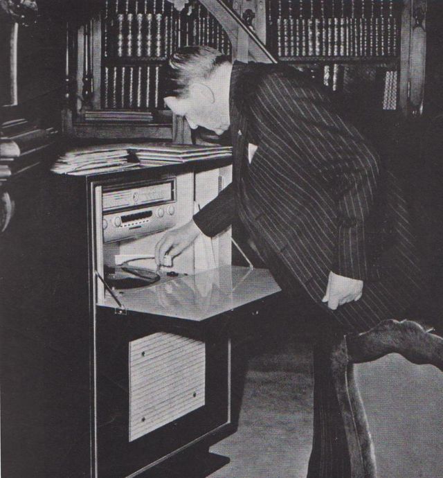 Le président de la République René Coty au salon-bibliothèque de l'Elysée en 1956