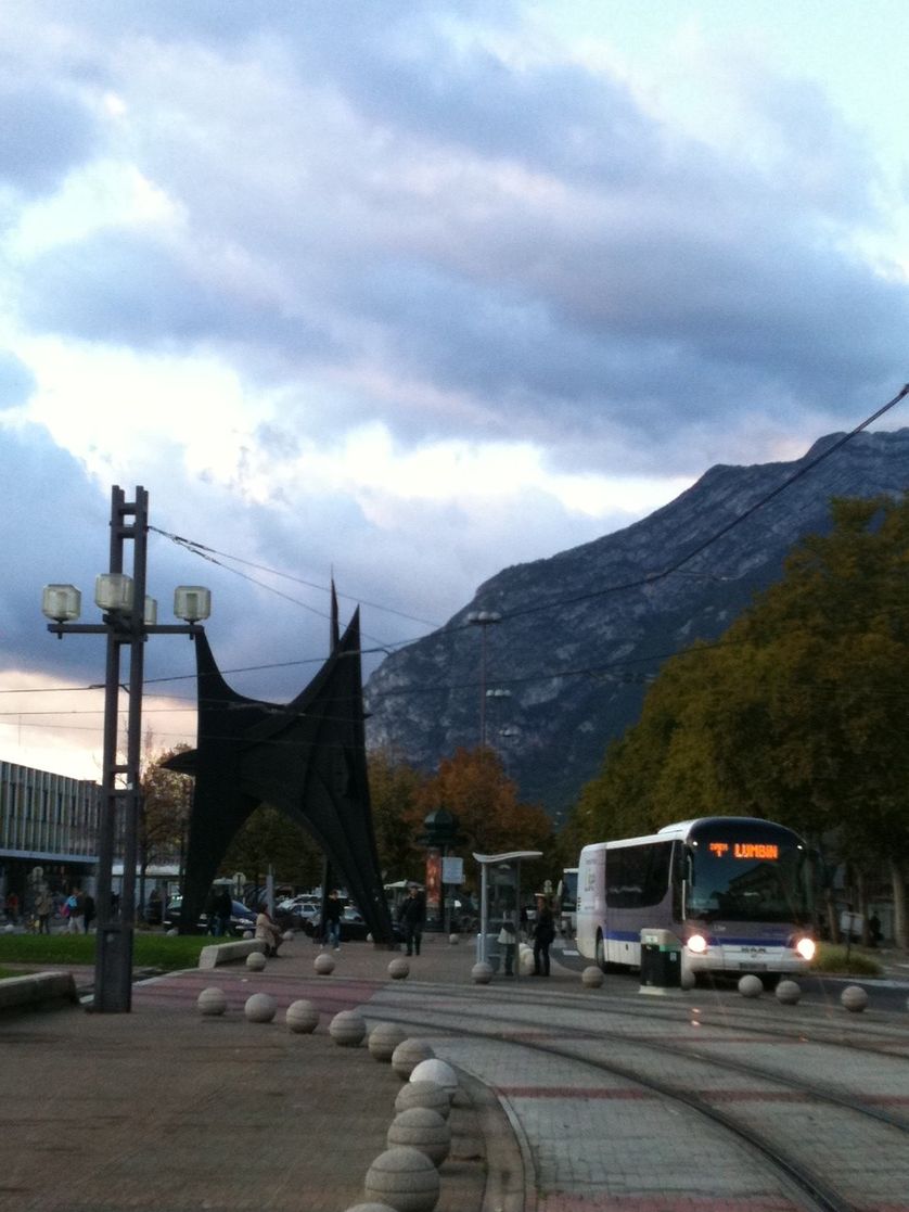 Villes mondes Grenoble : Les Trois Pics de Calder et le Néron