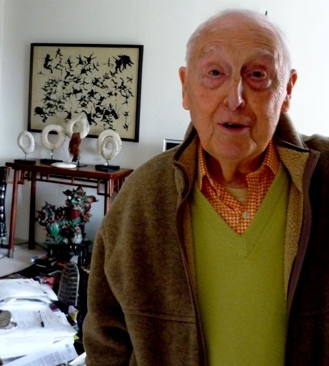 Daniel Cordier devant un tableau d'Henri Michaux
