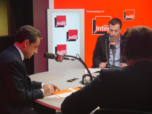 Nicolas Sarkkozy prend des notes
