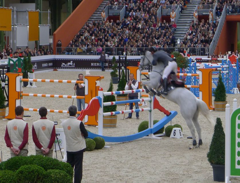 Silvana HDC sous la selle de Kevin Staut et le regard des hommes de piste
