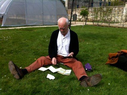 Bruno Poirier dessinant le poirier