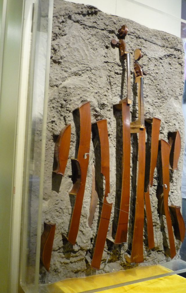 Arman, violoncelle pris dans du béton, 1973