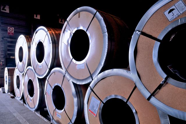 Les bobines de plaque d'acier, certaines pèsent près de 30 tonnes.