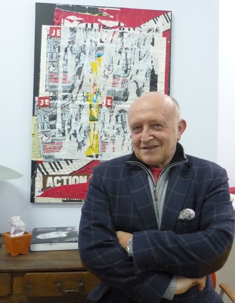 Bertrand Lavier chez lui devant une oeuvre de Raymond Hains