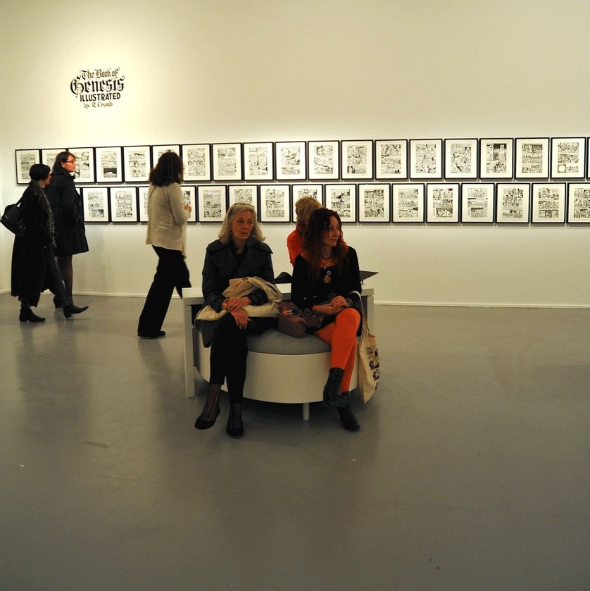 Salle de La genèse. Assise, à droite, Aline Kominsky