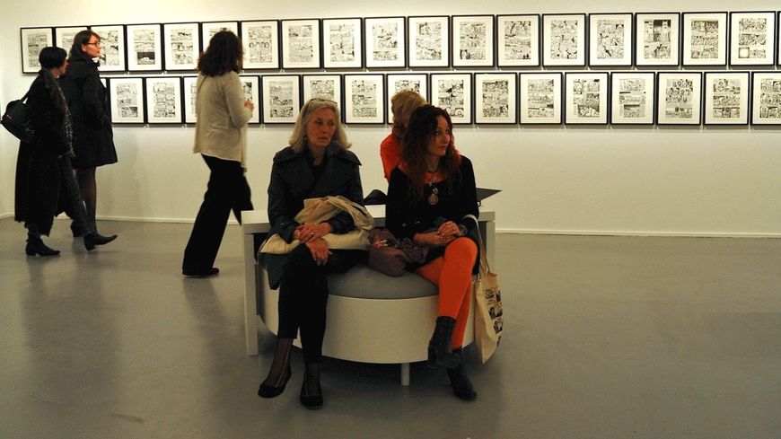 Salle de La genèse. Assise, à droite, Aline Kominsky