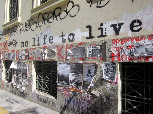 Inscription dans les rues d'Athènes