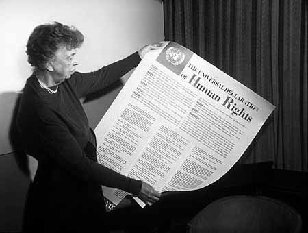 Eleanor Roosevelt devant l'affiche de la déclaration des droits de l'homme, version USA, en novembre 1949.