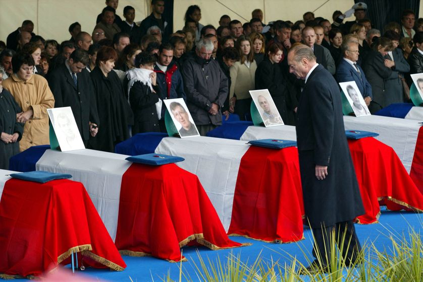 Jacques Chirac rend hommage aux victimes de l'attentat de Karachi à Cherbourg le 13 mai 2002