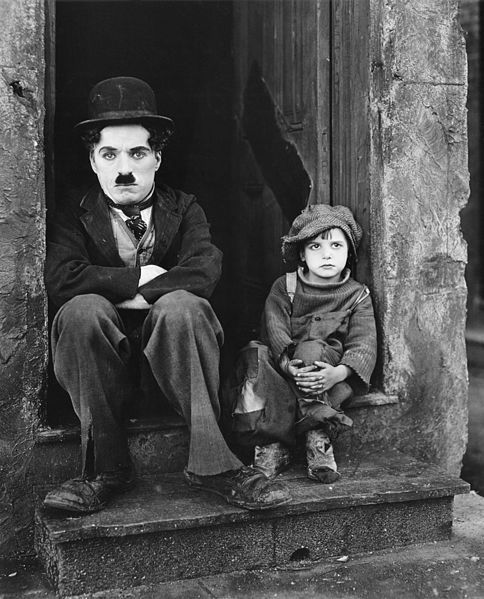 Charlie Chaplin dans le film "The Kid"